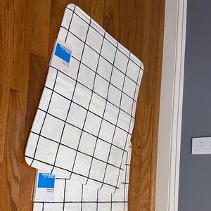 NWT Room Essentials Black and White Checkered Bath Mat Set
